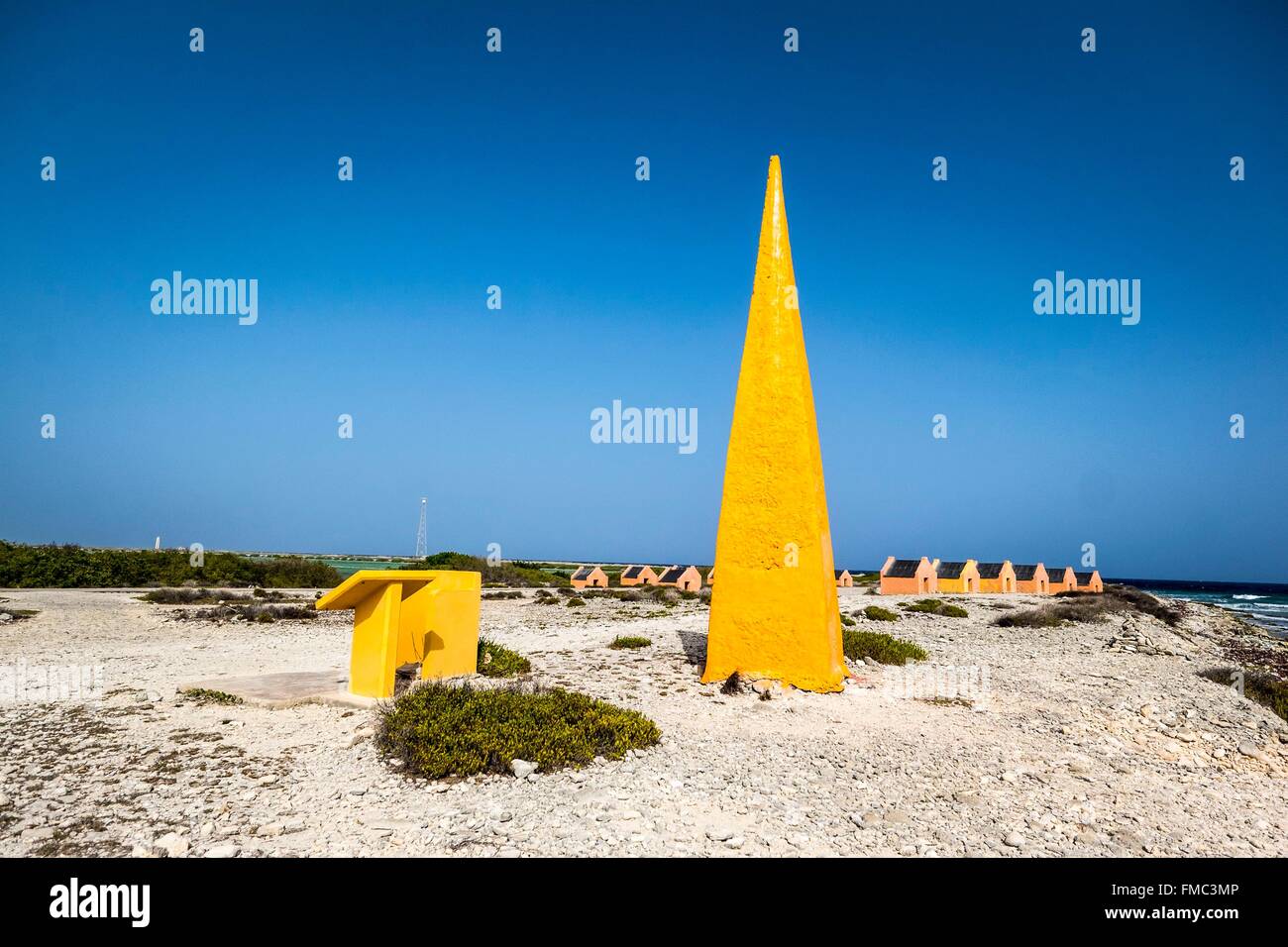 Niederländische Antillen, Bonaire Insel, Oranje Pan, ehemaliger Sklave Hütten und obelisk Stockfoto