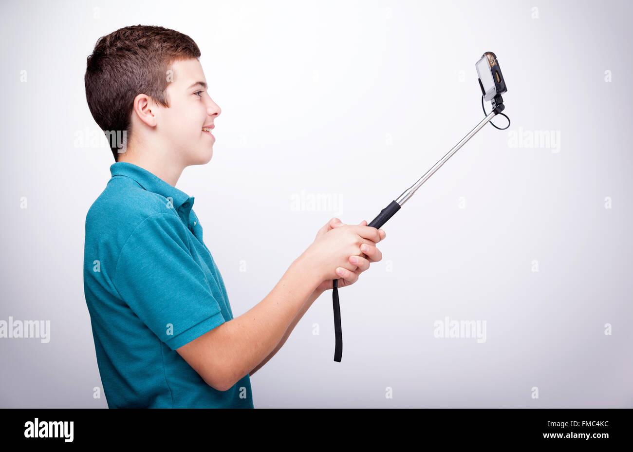 Teenboy mit einem Selfie-stick Stockfoto