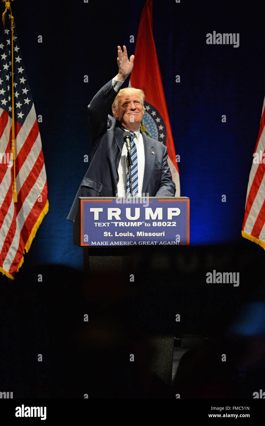 Saint Louis, Missouti, USA. 11. März 2016. Donald Trump begrüßt Fans am Peabody Opera House in Downtown Saint Louis Credit: Gino's Premium Bilder/Alamy Live News Stockfoto