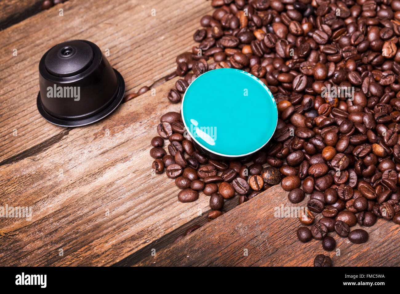 Kaffee-Pods auf Holztisch Stockfoto