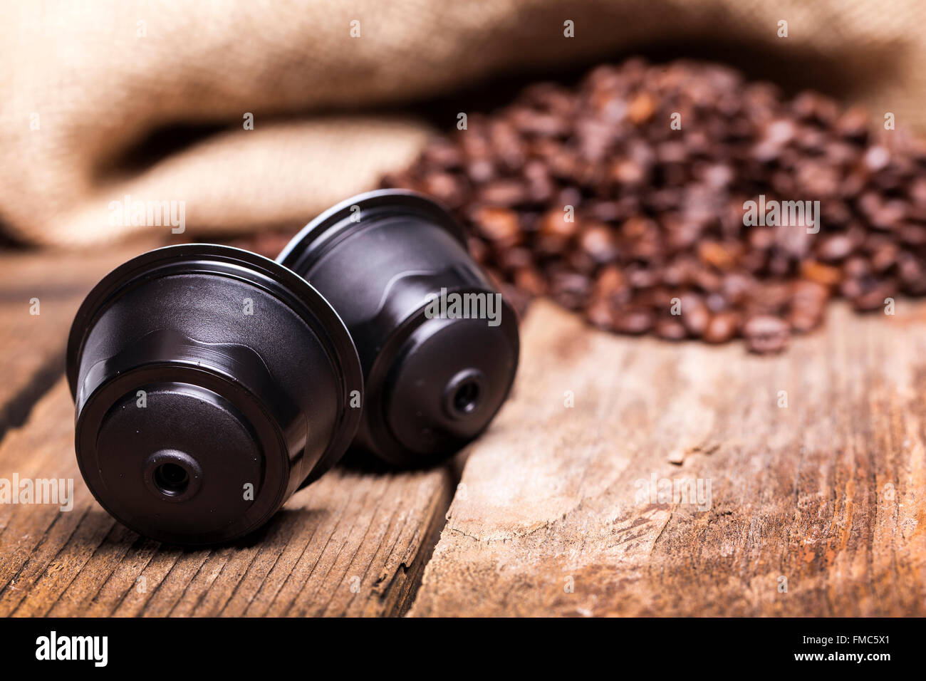 Kaffee-Pods auf Holztisch Stockfoto