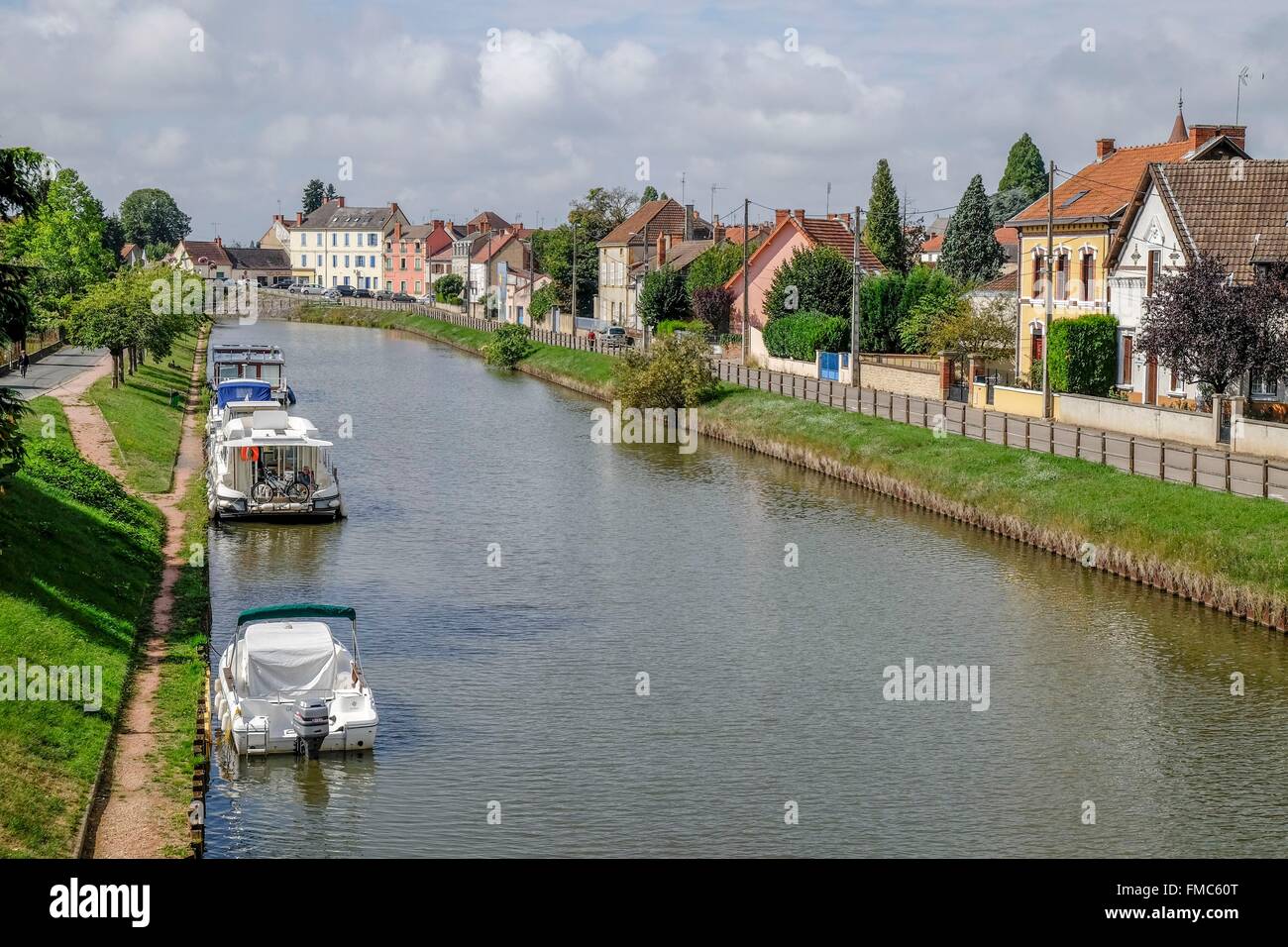 Frankreich, Saone et Loire, Digoin, Canal de Bourgogne (Burgund-Kanal) geht durch die Stadt Stockfoto
