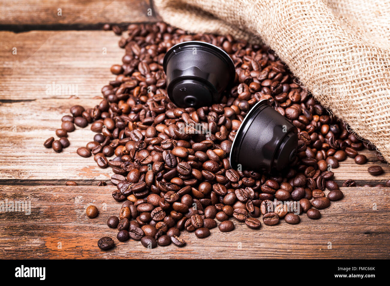 Kaffee-Pods auf Holztisch Stockfoto