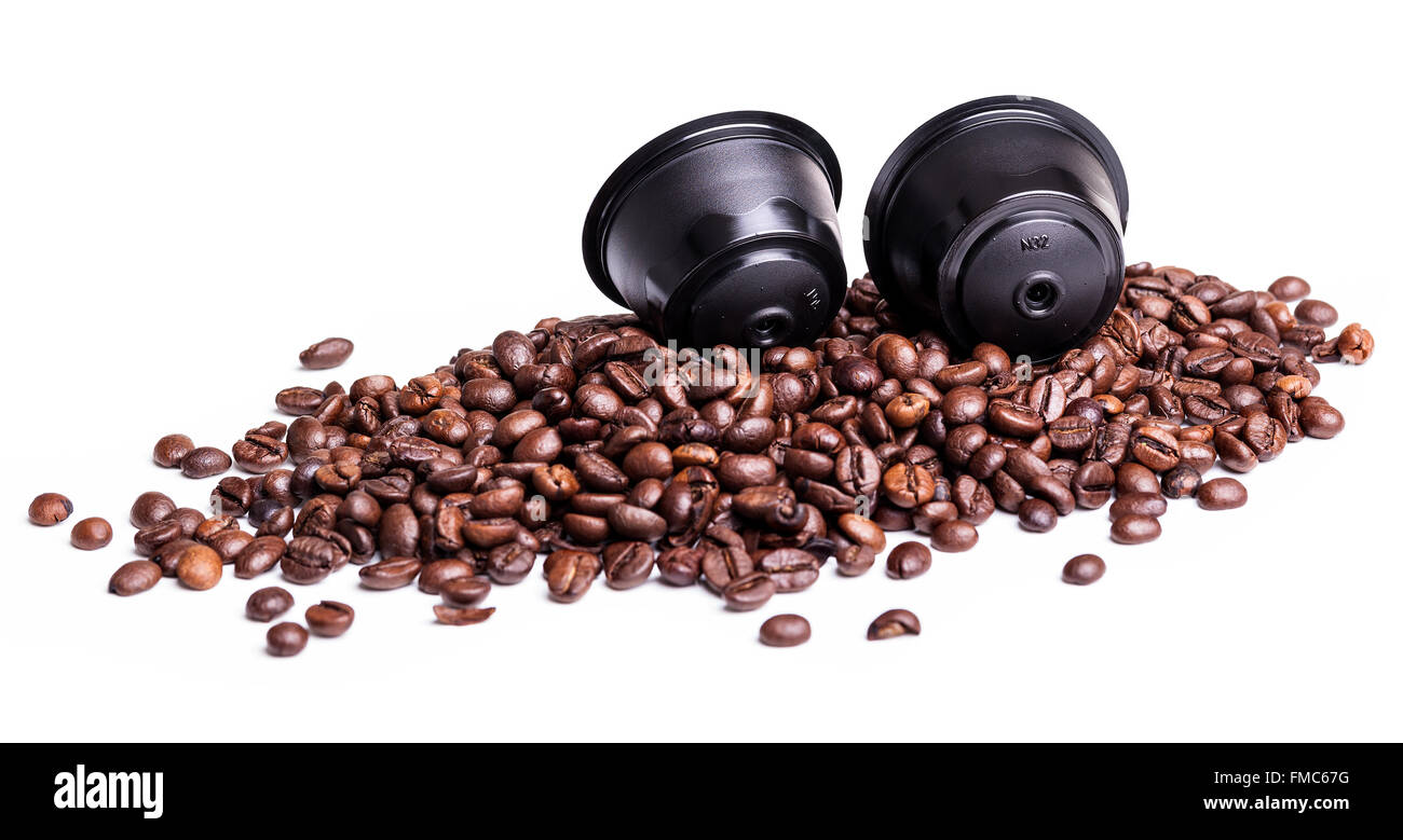 Kaffee Pads und Bohnen isoliert auf weißem Hintergrund Stockfoto