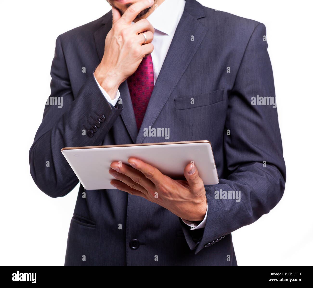 Geschäftsmann hält seine digital-Tablette, isoliert auf weißem Hintergrund Stockfoto