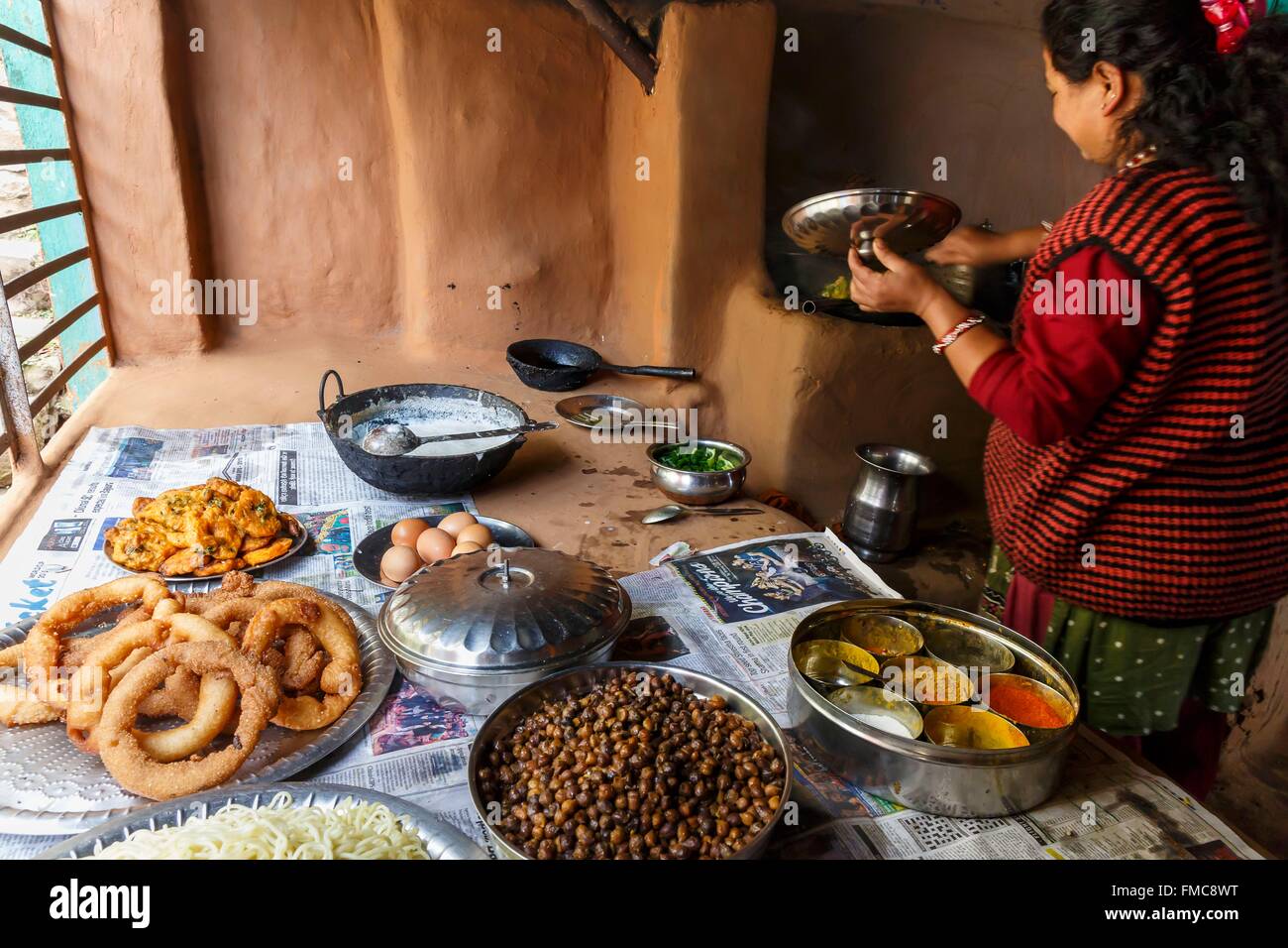 Nepal, Gandaki Zone, Gorkha, eine Frau, die kochen Stockfoto