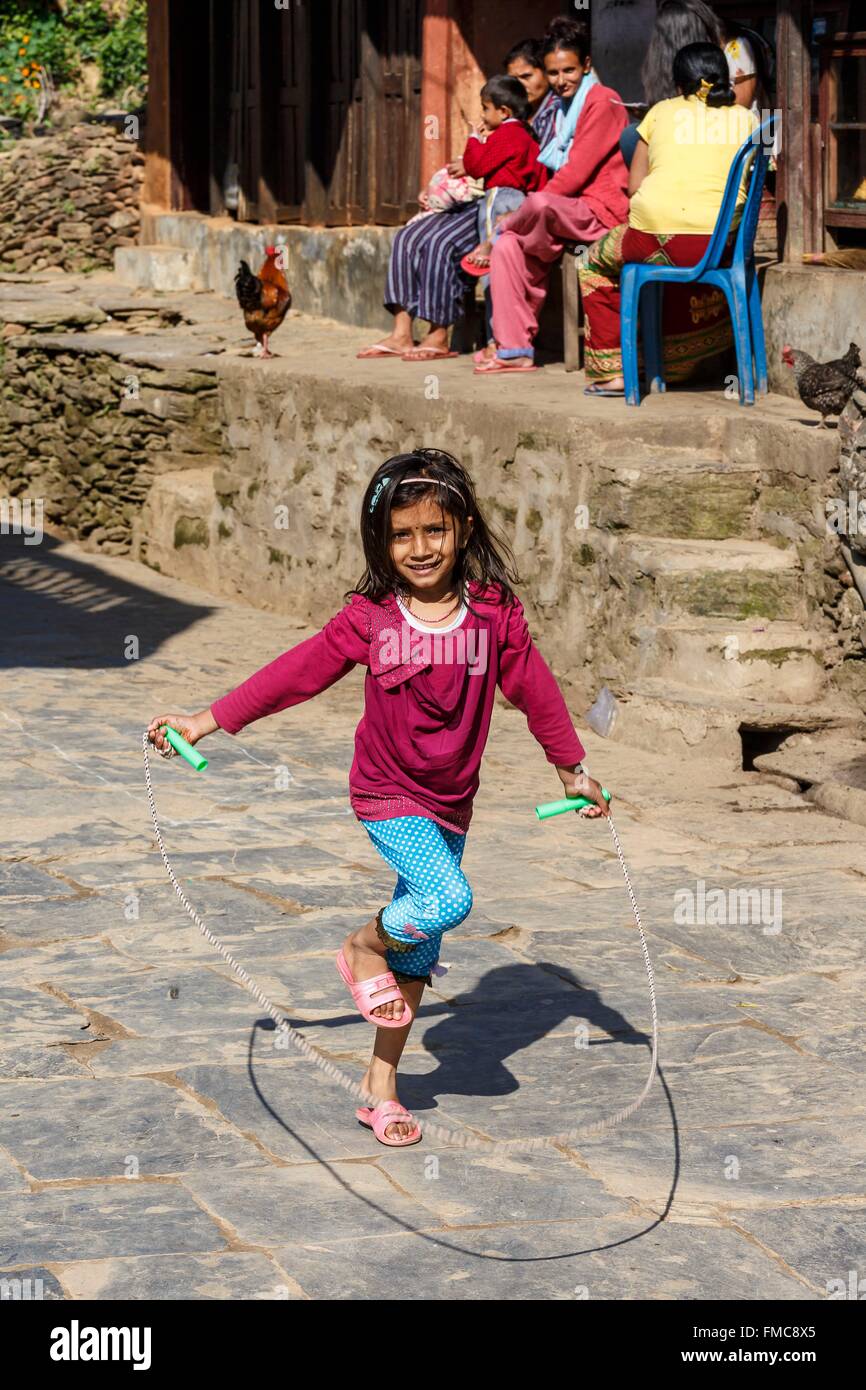 Nepal, Gandaki Zone, Bandipur, ein Mädchen spielen mit einem Springseil Stockfoto