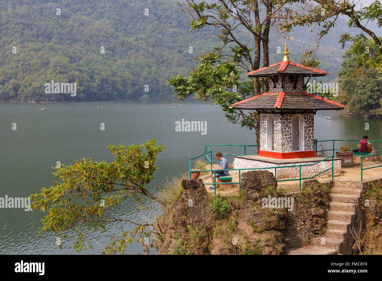 Nepal, Gandaki Zone, Pokhara, Tempel auf dem Phewa-See Stockfoto