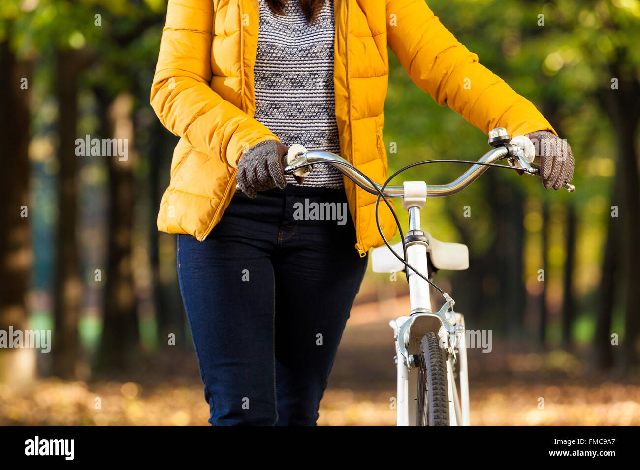 Mädchen zu Fuß mit dem Fahrrad im park Stockfoto