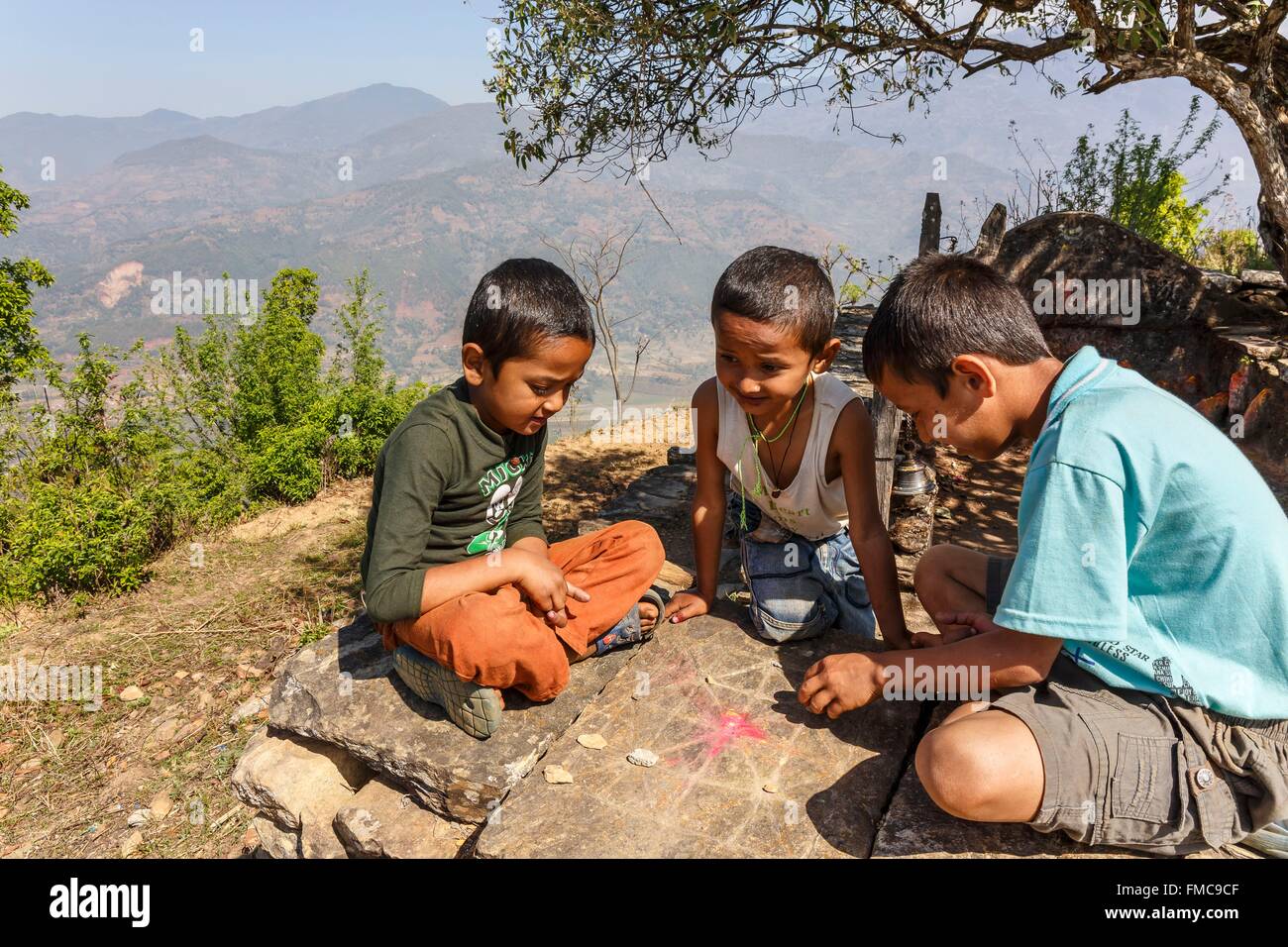 Nepal, Bagmati Zone, Nuwakot, Kinder spielen Mühle Spiel Stockfoto