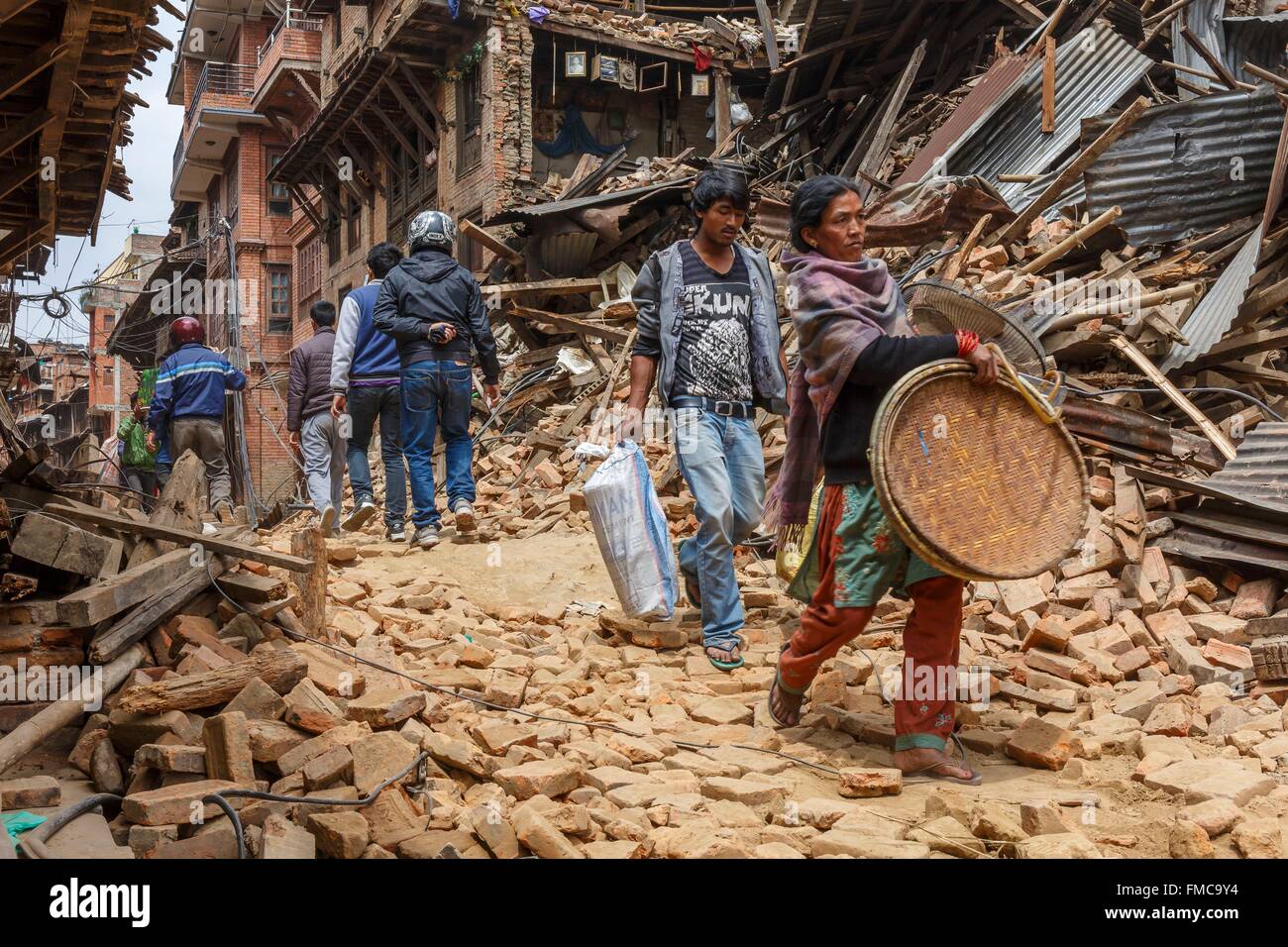 Nepal, Bagmati Zone, Bhaktapur, aufgeführt als Weltkulturerbe der UNESCO, 25. April 2015 Erdbeben, Nepali Evakuierung waren aus der Stockfoto