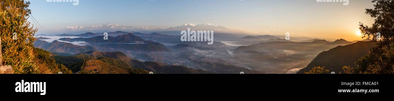 Nepal, Gandaki Zone, Bandipur, Sonnenaufgang auf dem Annapurna und Manaslu Gebirge und Nebel im Tal Stockfoto