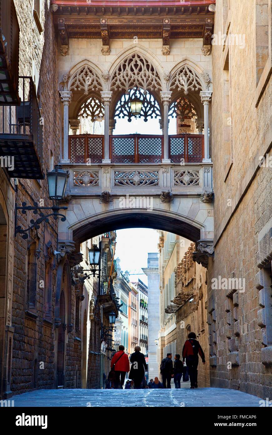 Spanien, Katalonien, Barcelona, Barrio Gotico (gotisches Viertel), Carrer del Bisbe Irurita, gotische Brücke Stockfoto