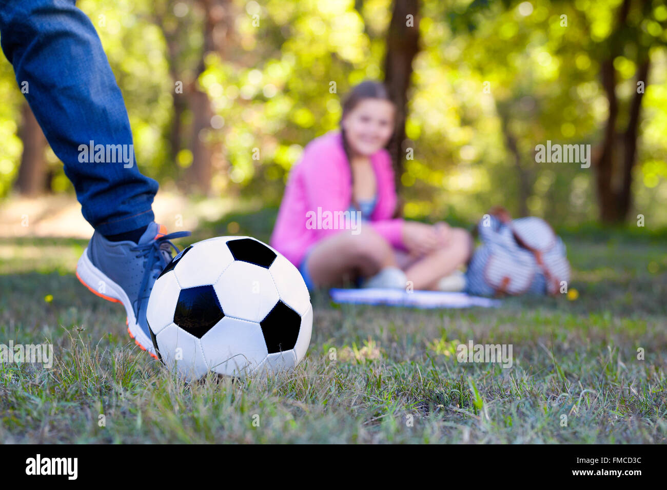 Bild eines jungen einen Ball im park Stockfoto