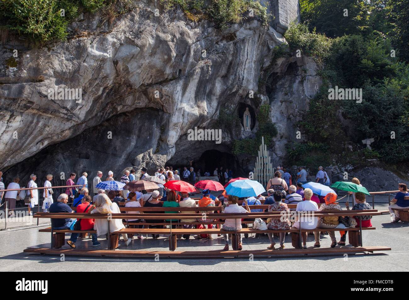 Heiligtum der Muttergottes von Lourdes, die Grotte, Lourdes, Hautes Pyrenäen, Frankreich Stockfoto