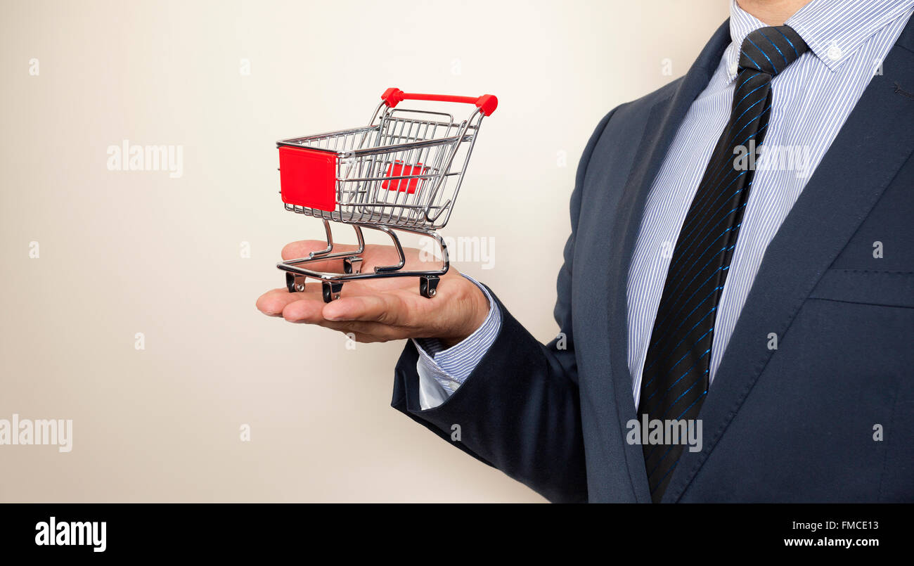 Business-Mann hält eine leere shopping cart Stockfoto