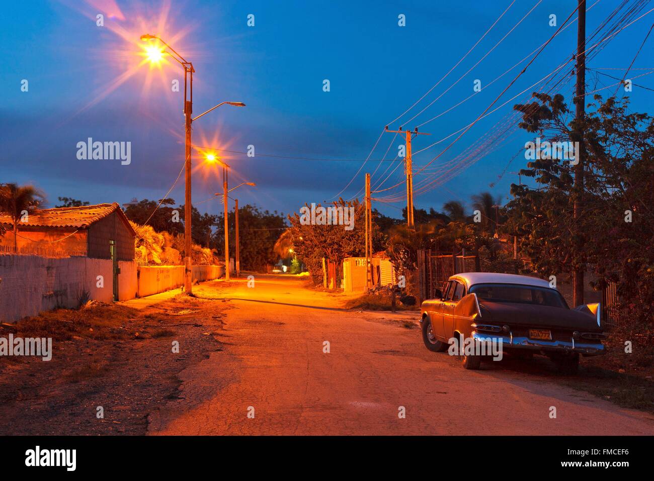 Kuba, Ciego de Avila, Morón, Deserted Straße bei Nacht Stockfoto