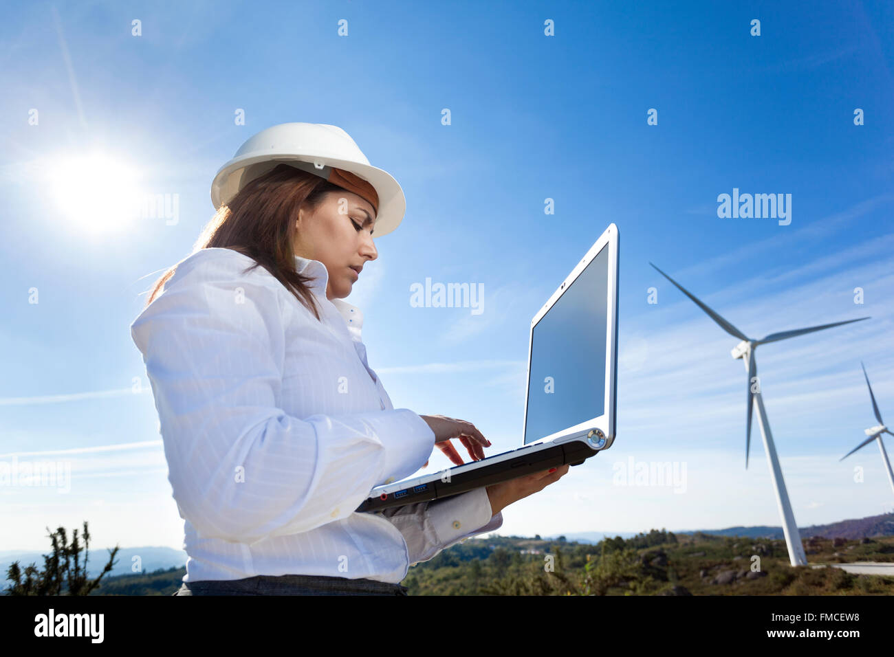 Umwelt-Ingenieur mit einem Laptop im Windpark Stockfoto