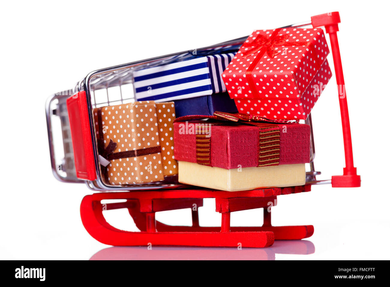 Roter Schlitten und shopping Cart mit Geschenk-Boxen, isoliert auf weißem Hintergrund Stockfoto