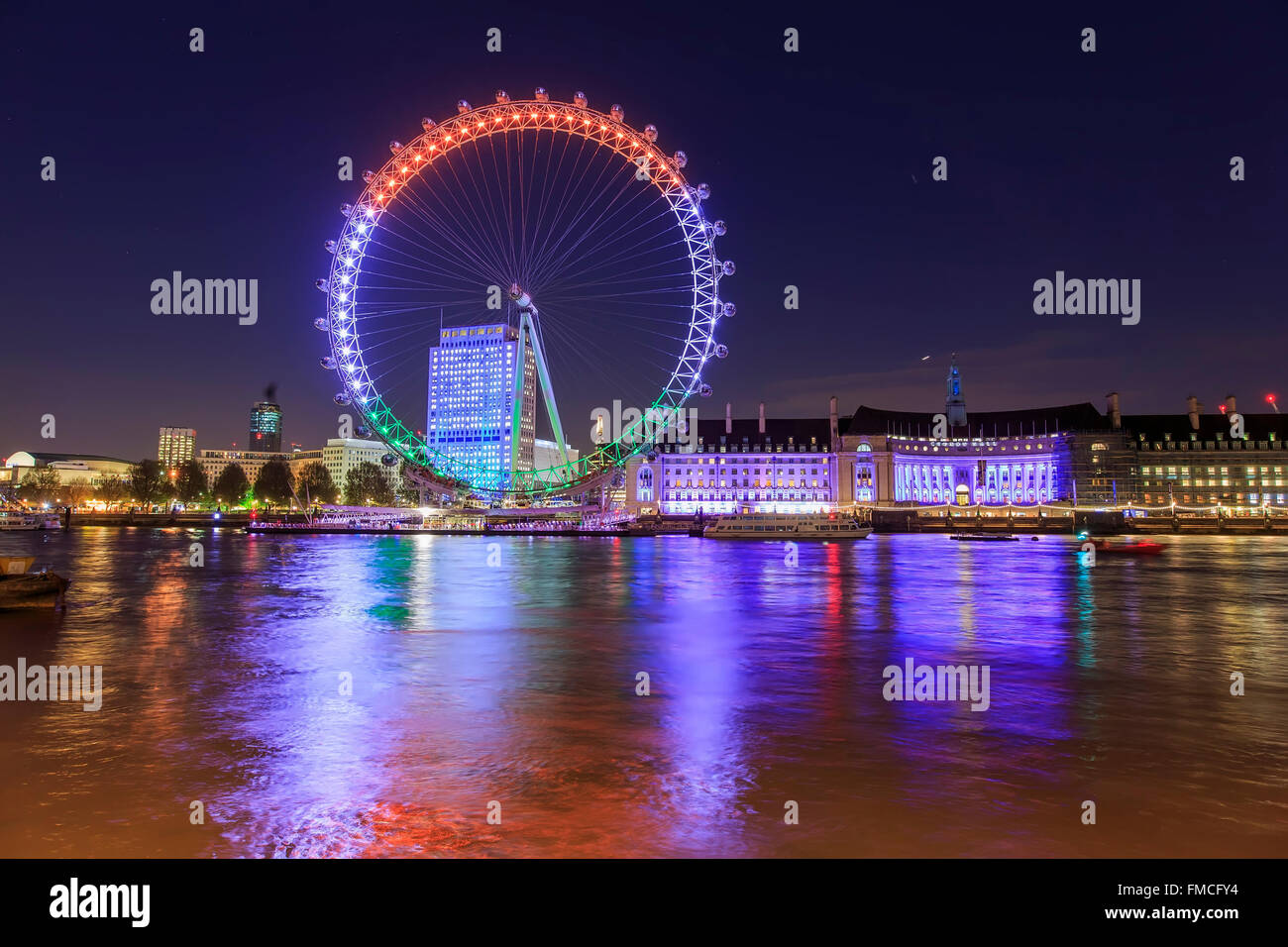 Reisen in die berühmten London Eye, London, Vereinigtes Königreich rund um twilight Stockfoto