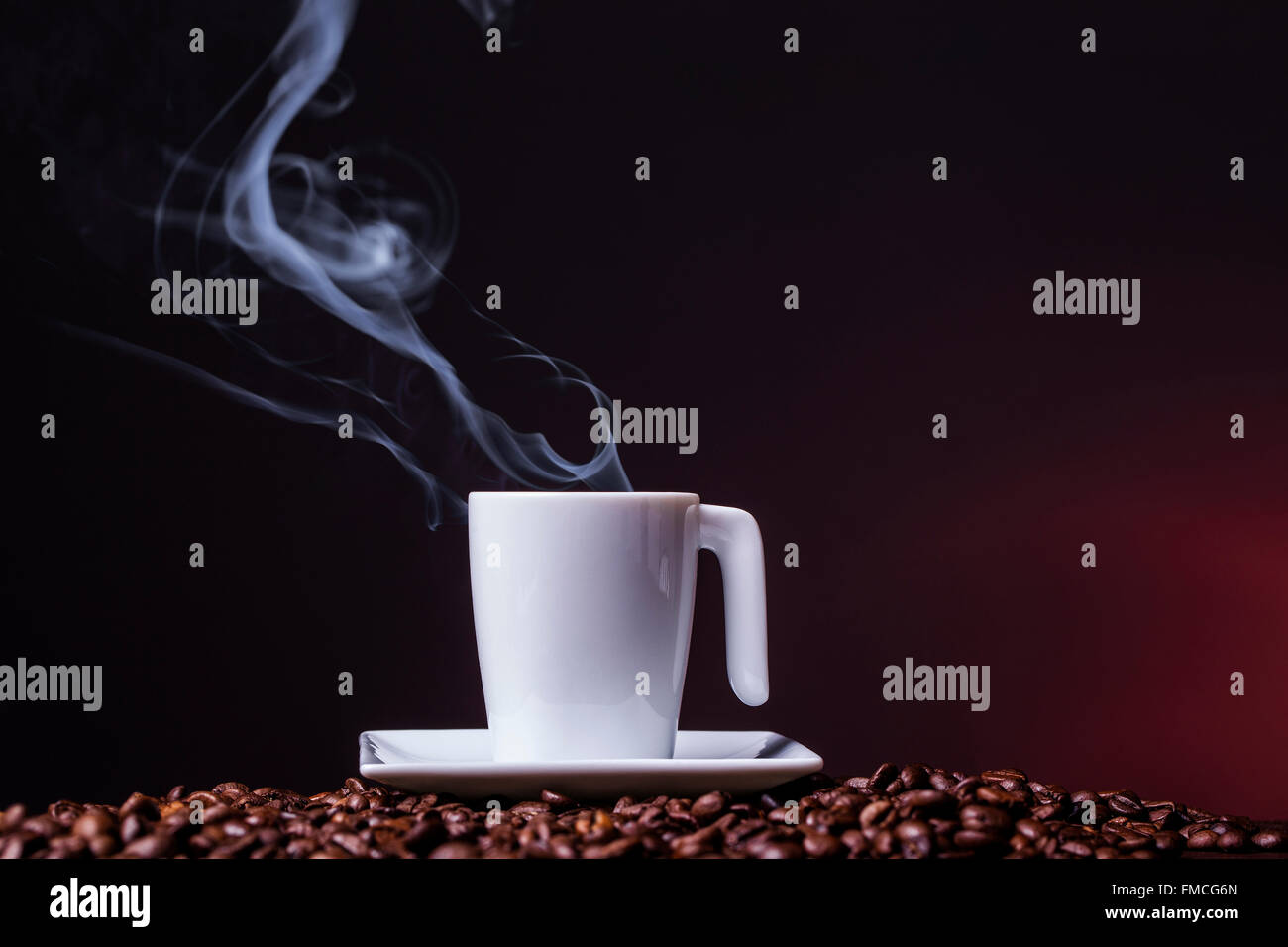 Tasse mit heißem Kaffee auf dunklem Hintergrund Stockfoto