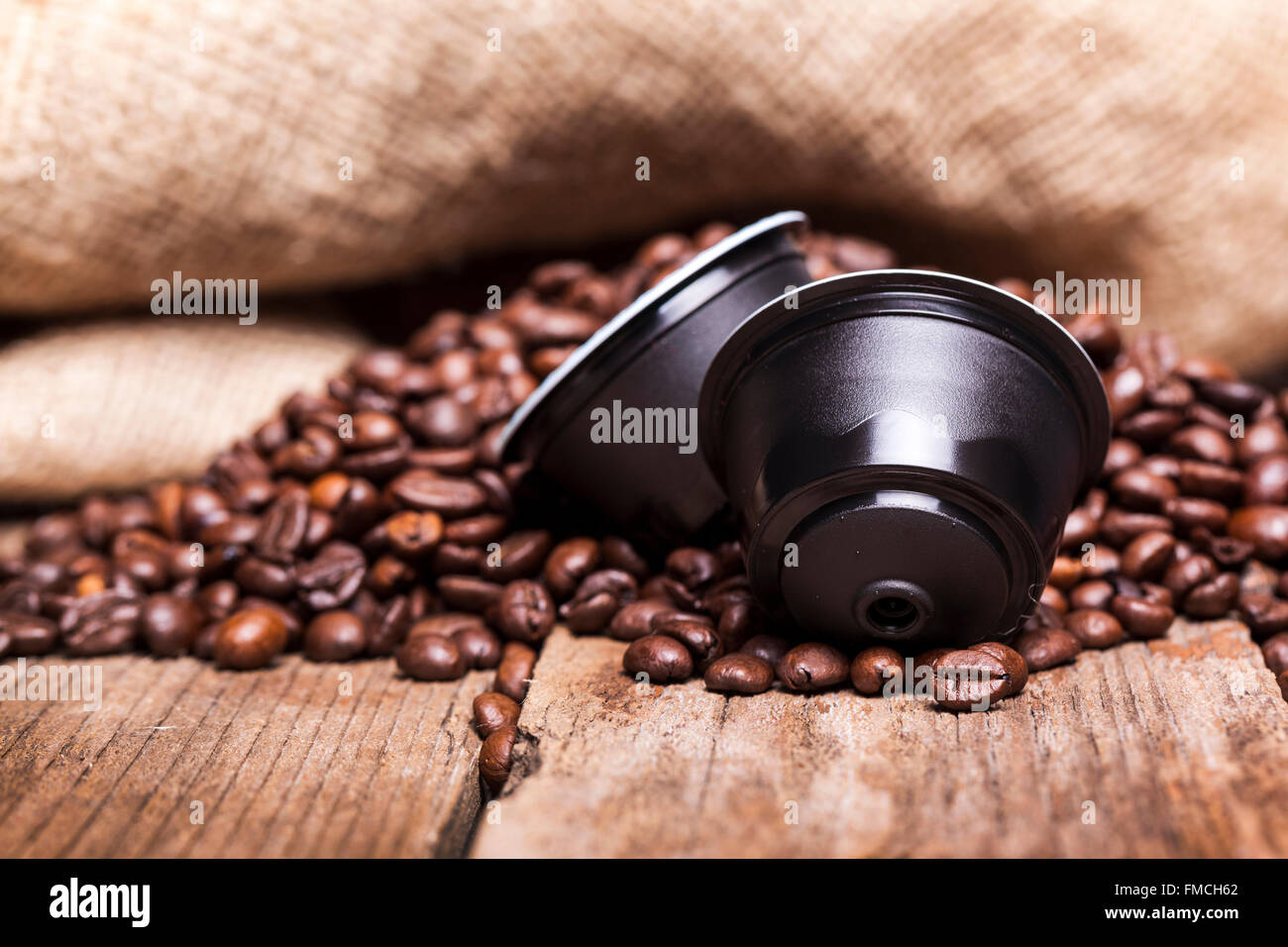 Kaffee-Pods auf Holztisch Stockfoto