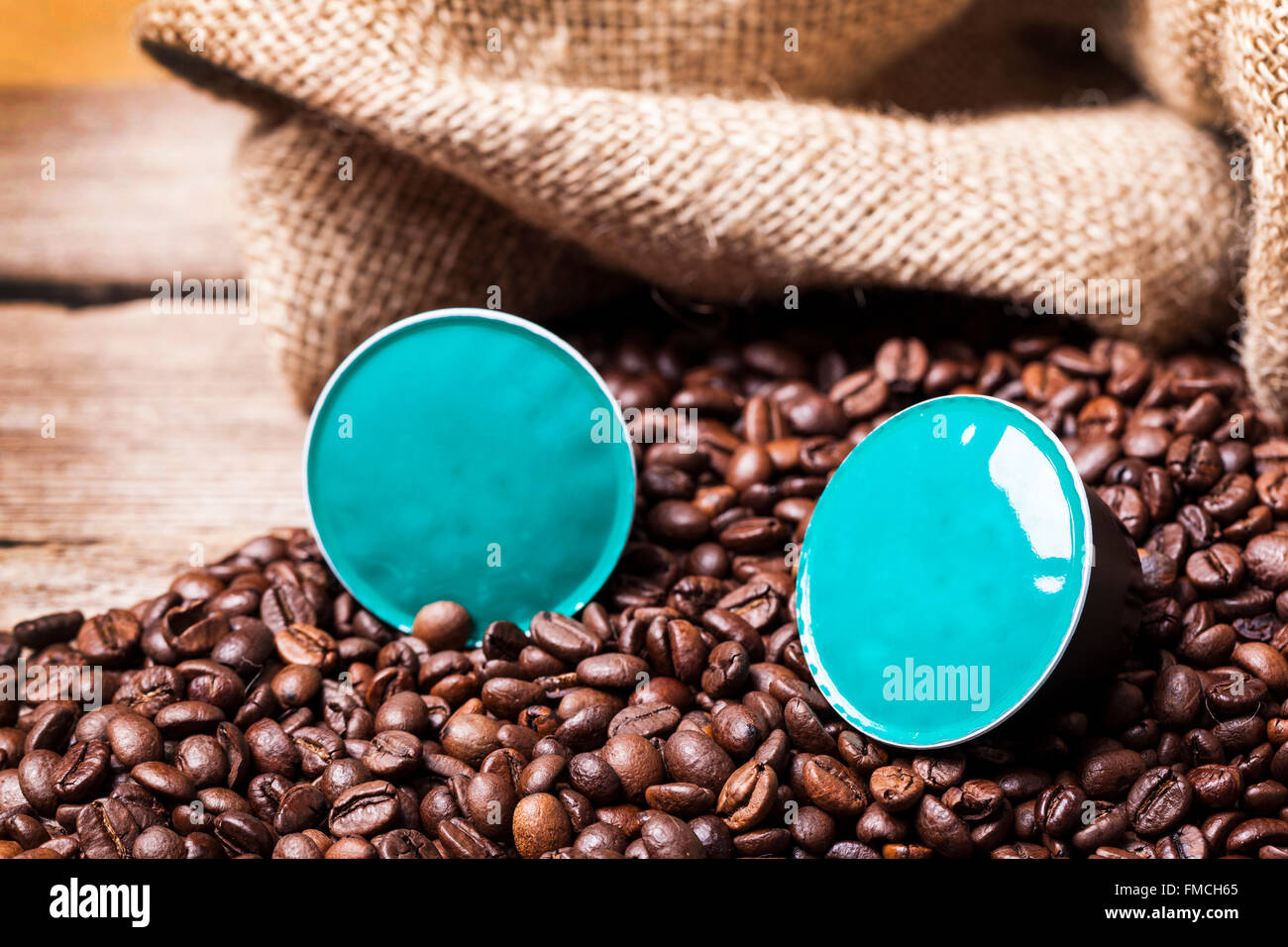 Kaffee-Pods auf Holztisch Stockfoto