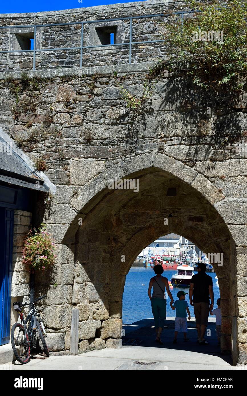 Frankreich, Finistere, Concarneau, Ville Close (Festungsstadt) Burgwall, Tor zum Hafen Stockfoto