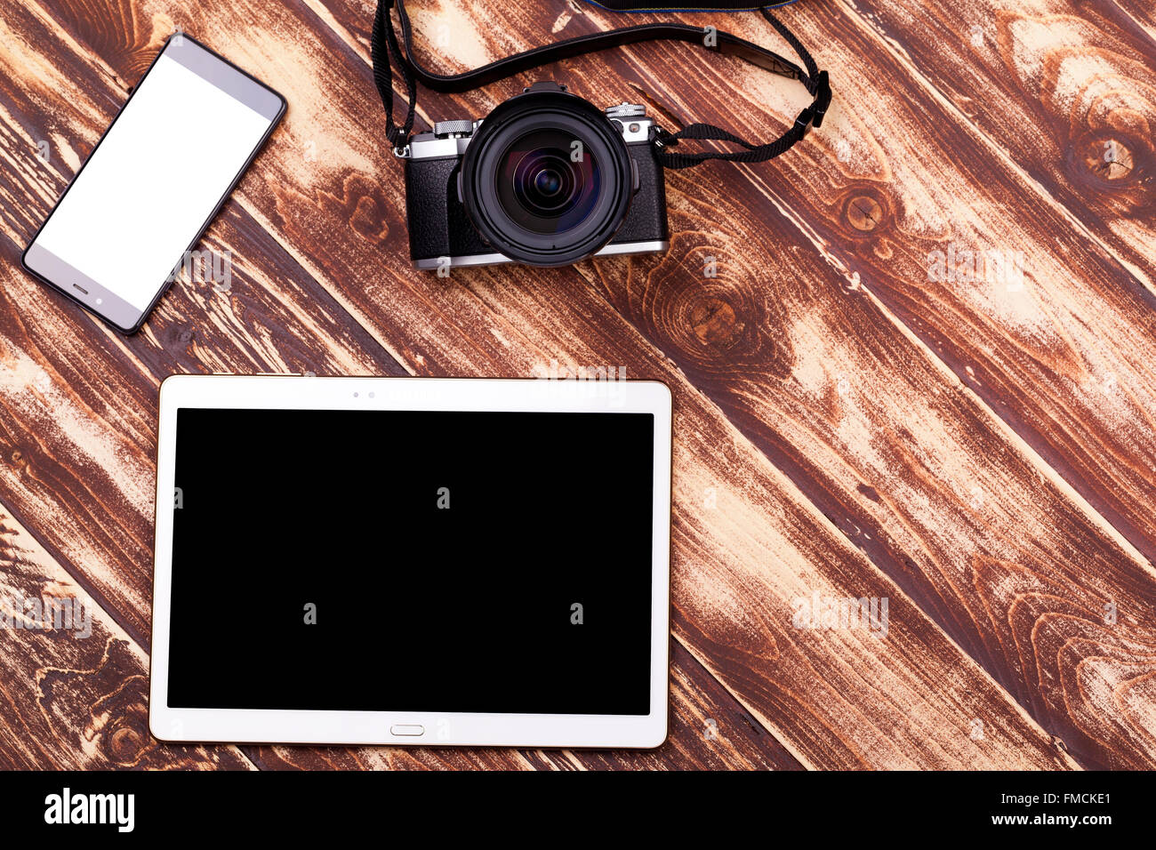 Draufsicht der vielfältigen Ausrüstung für Fotografen auf hölzernen Hintergrund Stockfoto