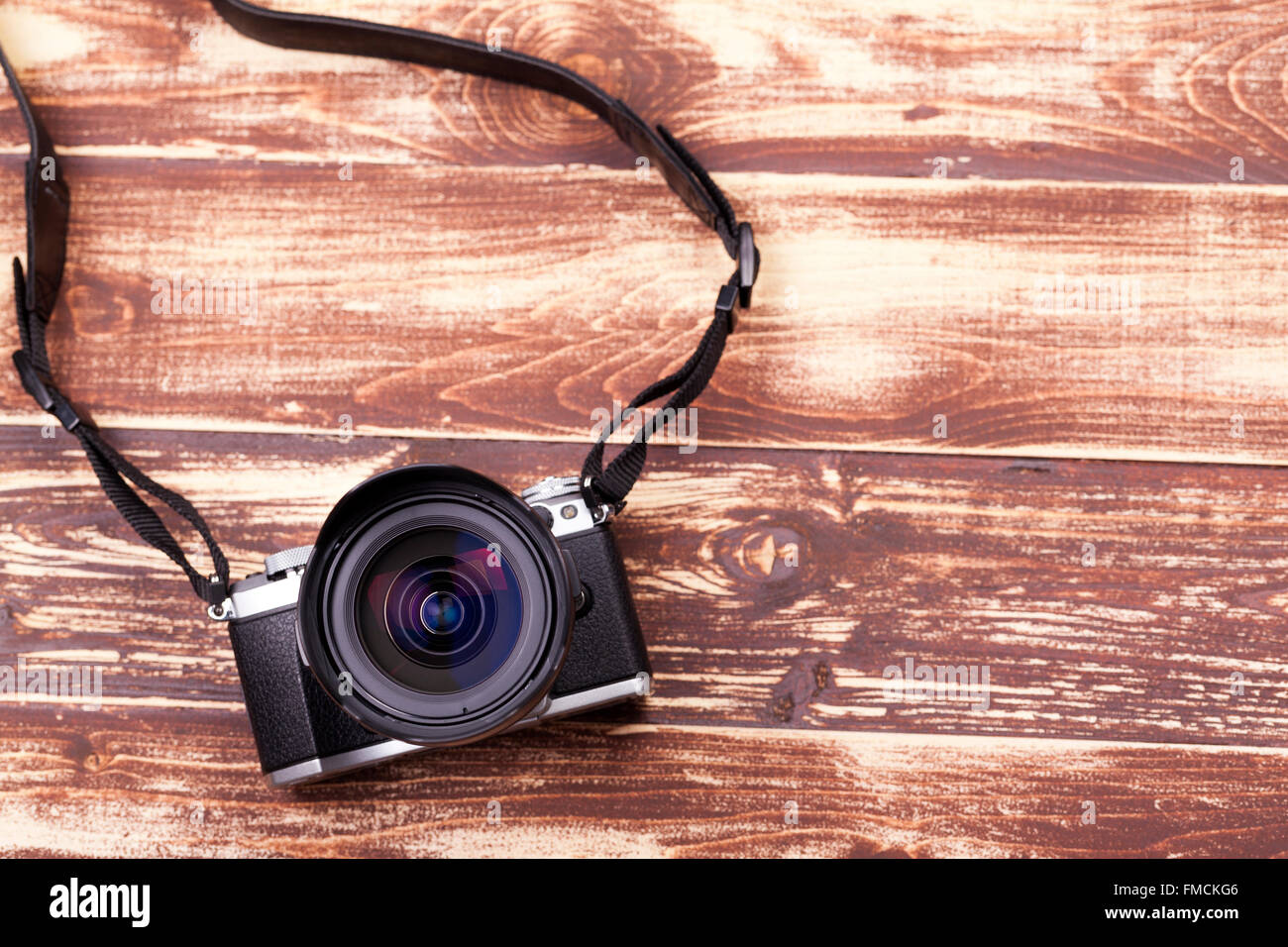 Digitalkamera mit Retro-Stil auf alten hölzernen Hintergrund Stockfoto