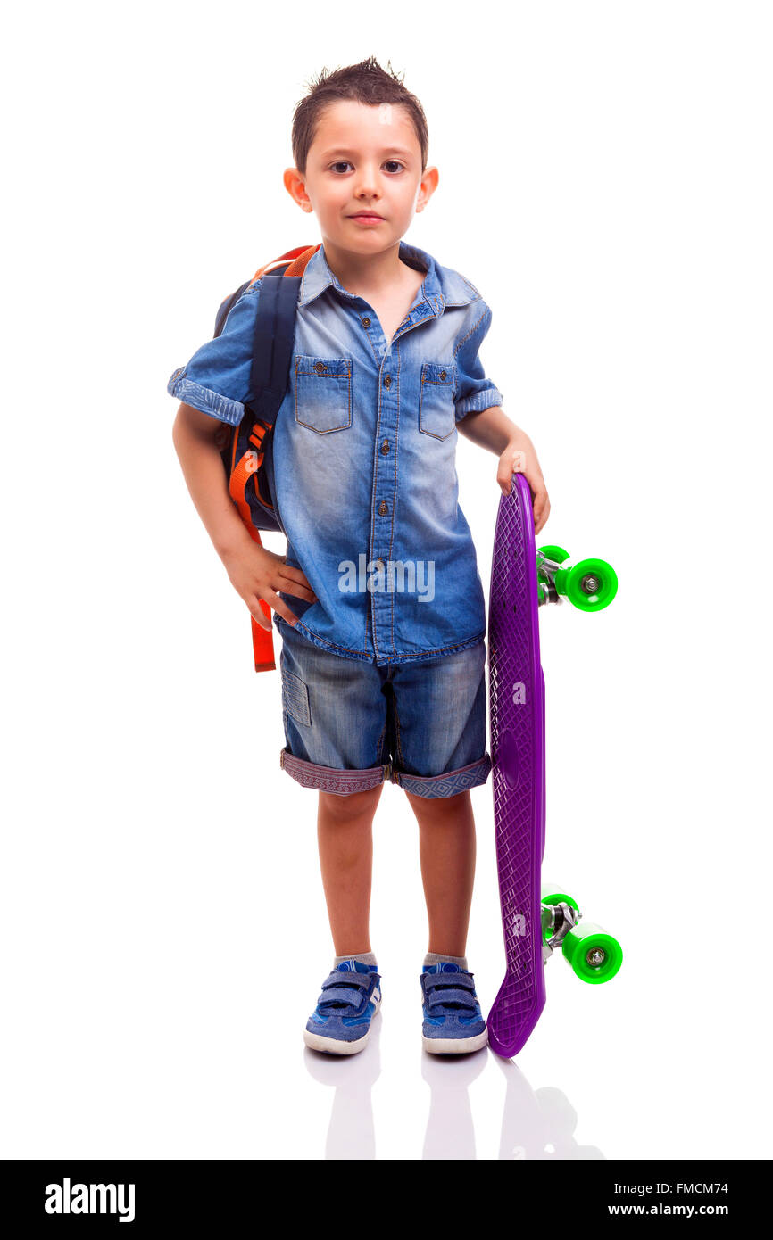 Schuljunge stehend ein Skateboard mit Rucksack auf weißem Hintergrund Stockfoto