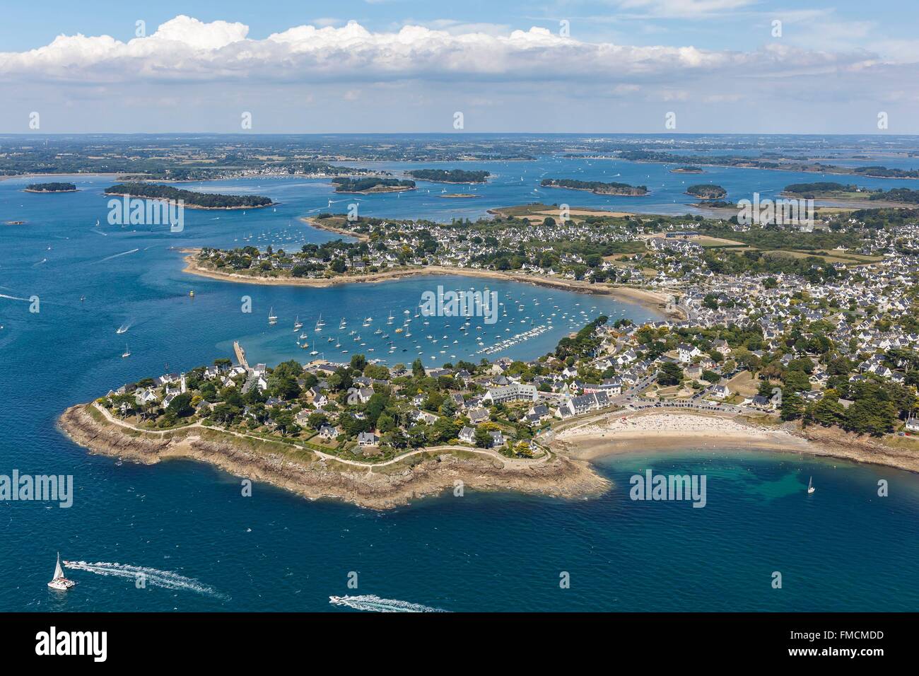 Frankreich, Morbihan, Arzon, Port Navalo und der Golf von Morbihan (Luftbild) Stockfoto