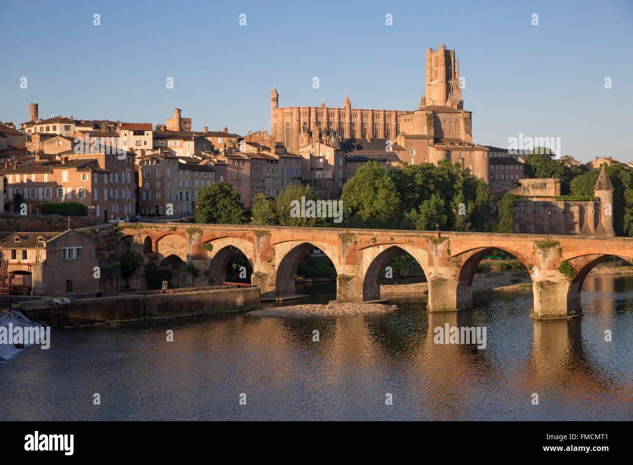 Frankreich, Tarn, Albi, der Bischofsstadt, aufgeführt als Weltkulturerbe von der UNESCO bis Sainte Cecile Kathedrale, die alte Brücke und Stockfoto