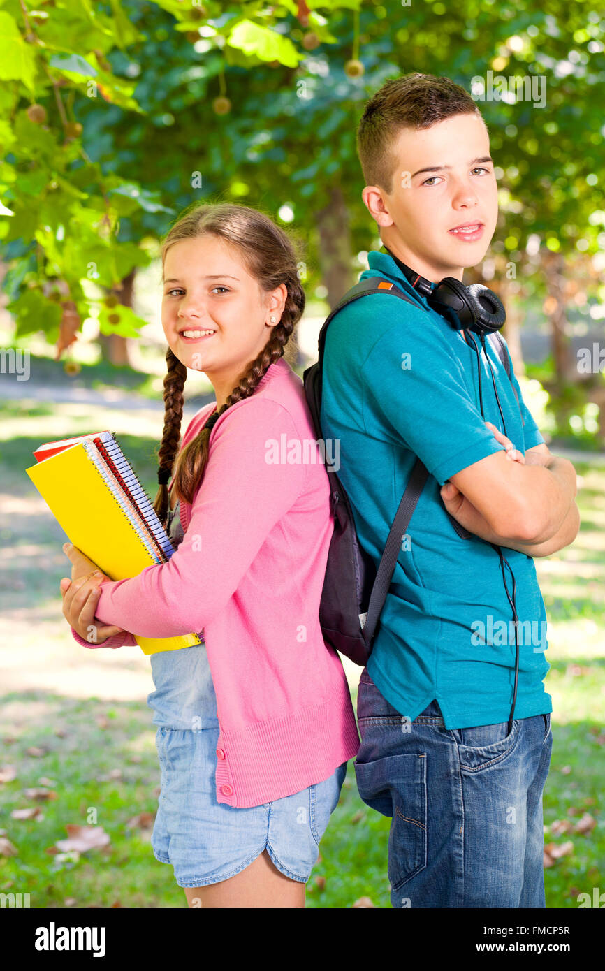 Porträt von glücklich lächelnde Schulkinder im freien Stockfoto