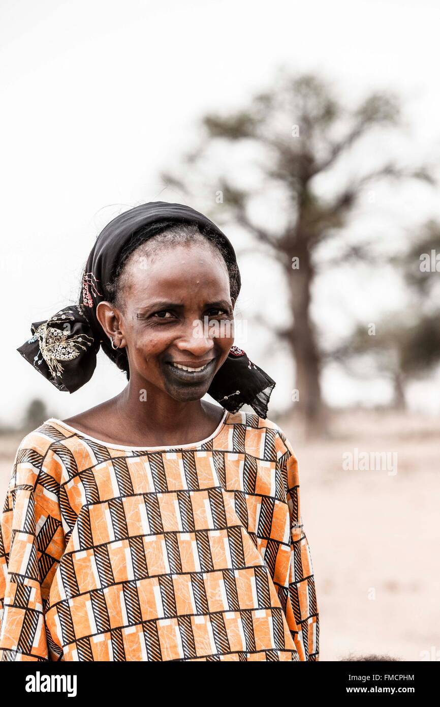 Senegal, Sahel, Ferlo Region, Widou Thiengoly, Fulbe-Frau mit tätowierten Kinn Stockfoto