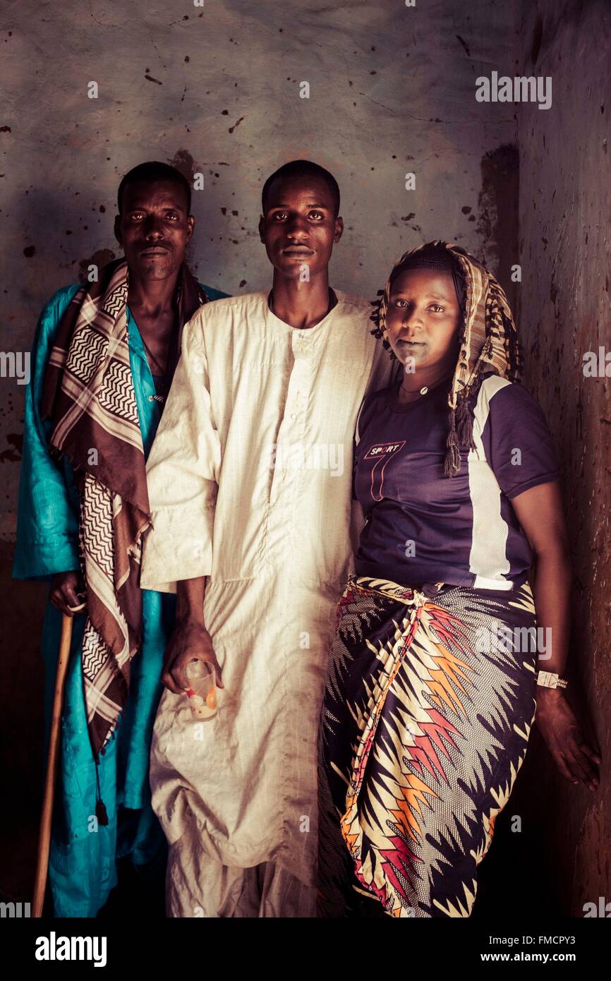 Senegal, Sahel, Ferlo Region, Widou Thiengoly, Gruppe von Männern und Frauen in einer Hütte Stockfoto
