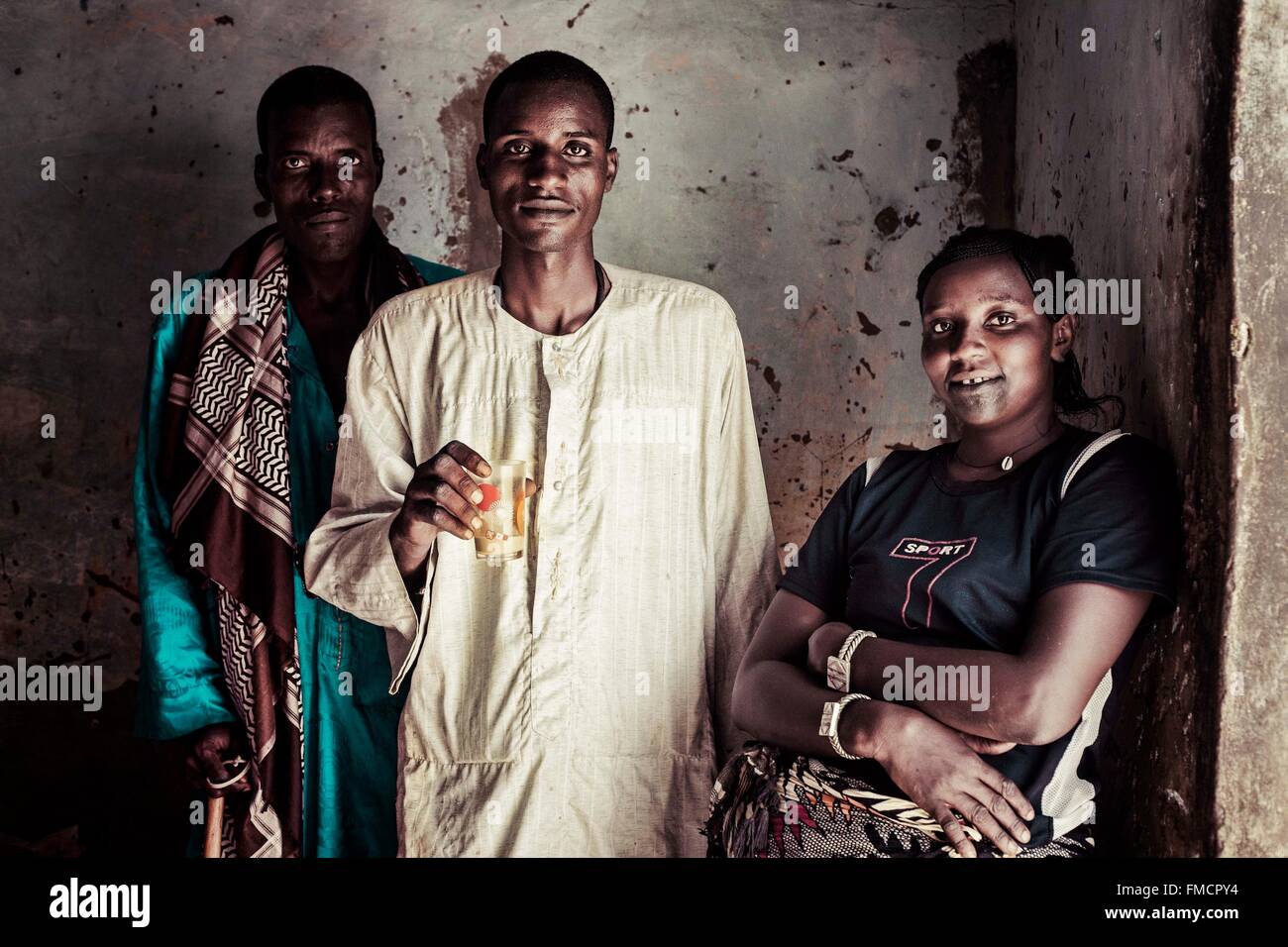 Senegal, Sahel, Ferlo Region, Widou Thiengoly, Gruppe von Männern und Frauen in einer Hütte Stockfoto