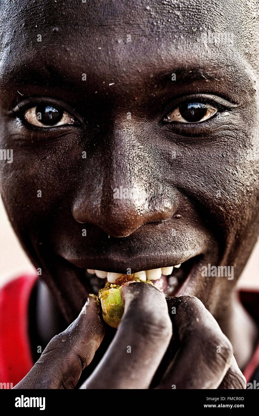 Senegal, Sahel, Ferlo Region, Widou Thiengoly, Mann isst eine Wüste Datum Stockfoto