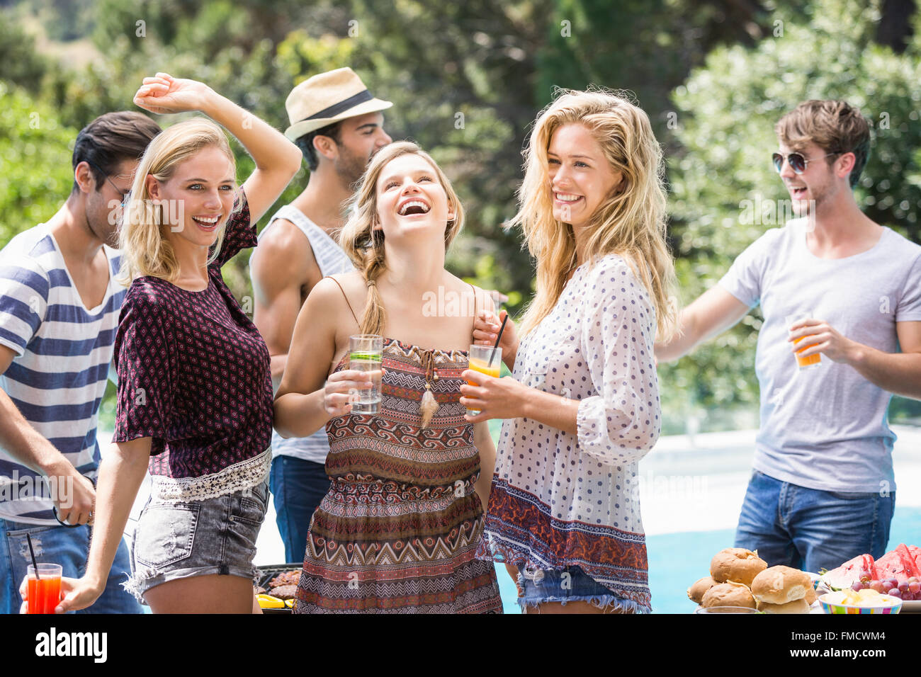 Gruppe von Freunden genießen am Outdoor-Grill-party Stockfoto