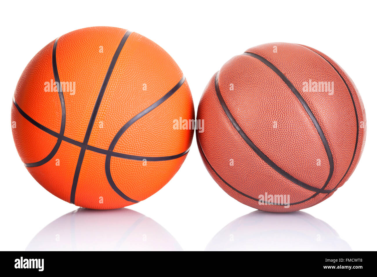 Zwei Basketbälle isoliert auf weißem Hintergrund Stockfoto