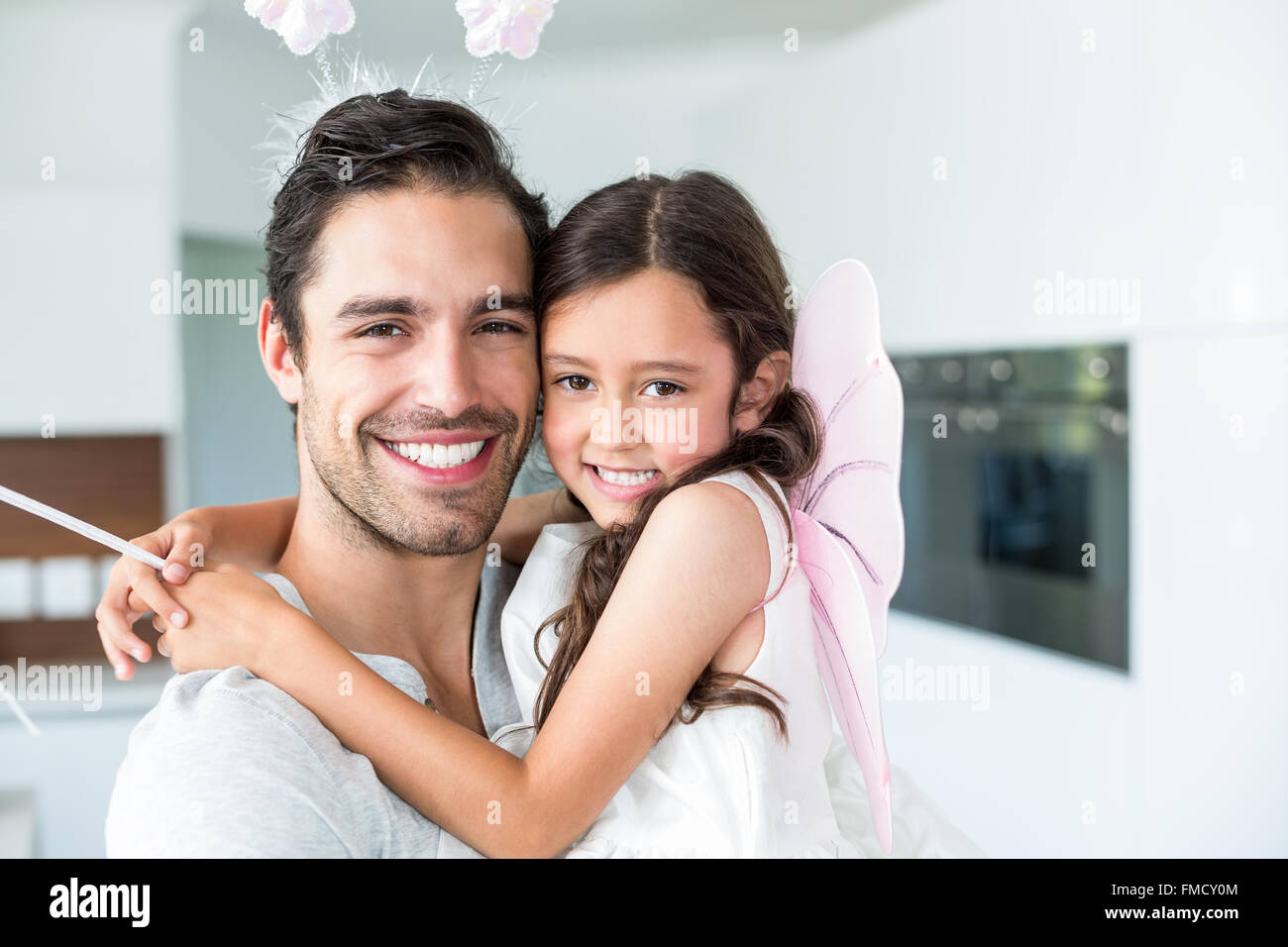 Porträt der fröhlichen Vater mit Tochter in Fee Kostüm Stockfoto