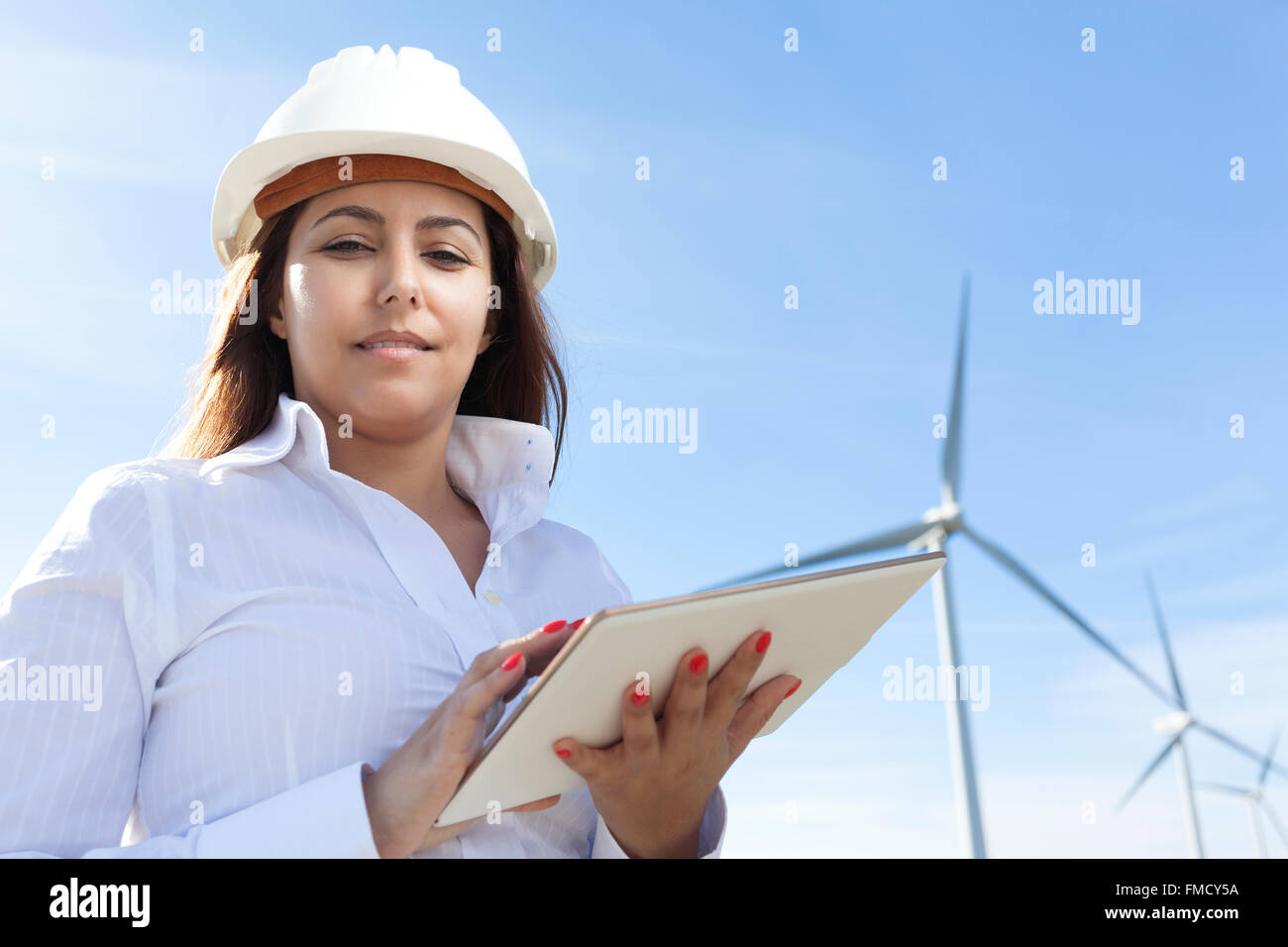 Umwelt-Ingenieur mit einem Tabletcomputer im Windpark Stockfoto