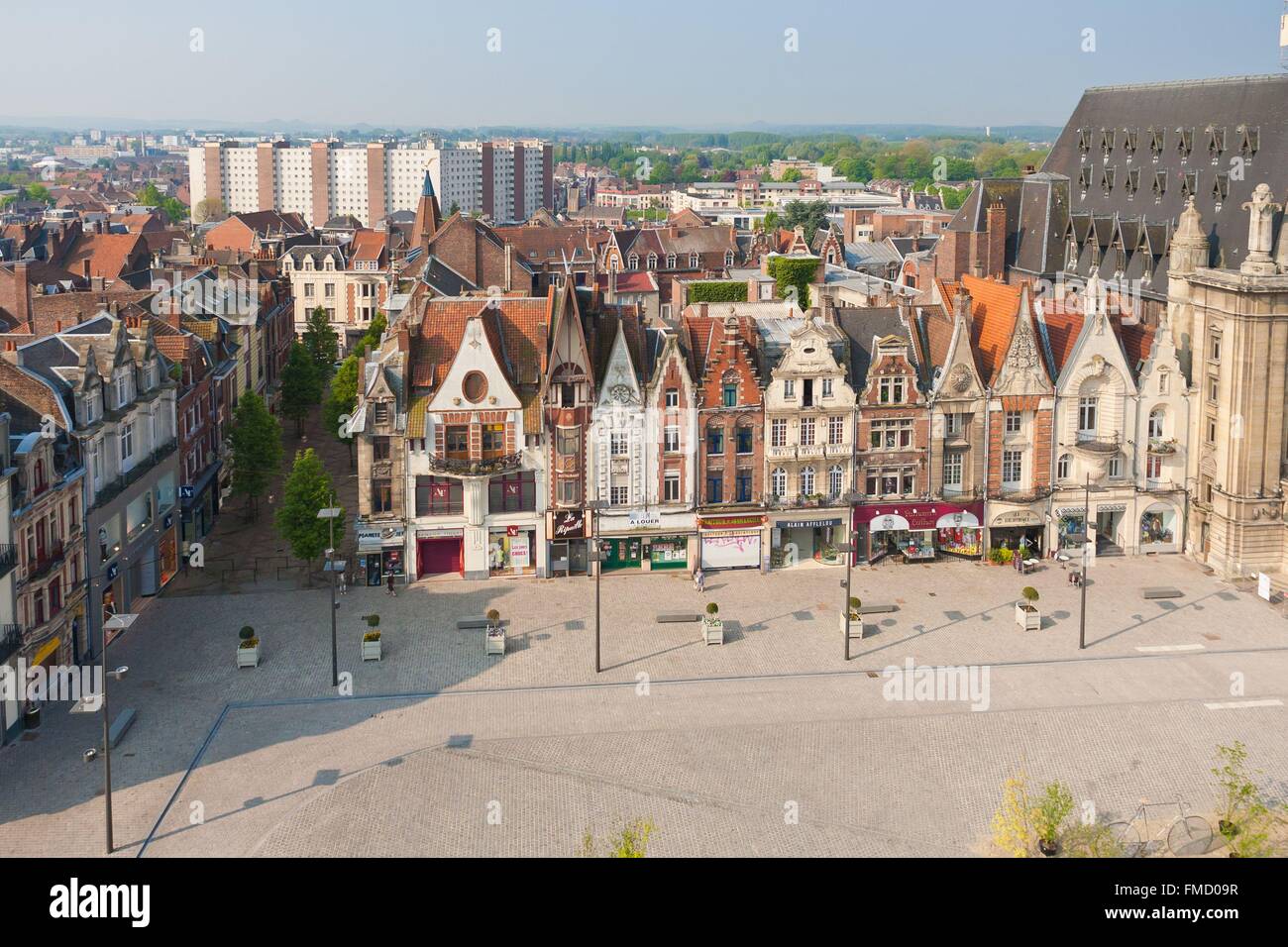 Frankreich, Pas-De-Calais, Bethune, Fassaden des Grand Place (Luftbild) Stockfoto