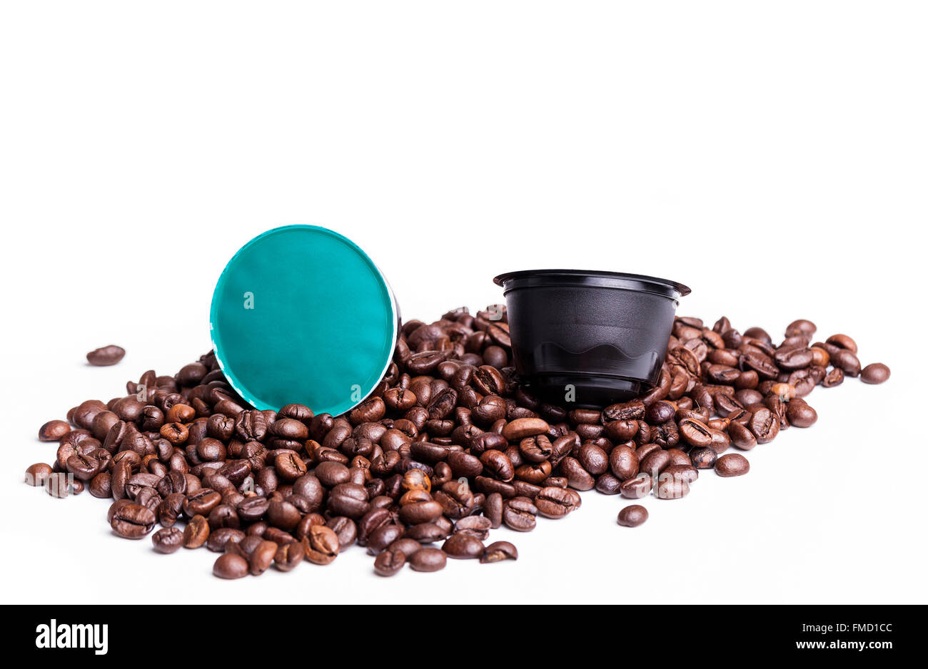 Kaffee Pads und Bohnen isoliert auf weißem Hintergrund Stockfoto