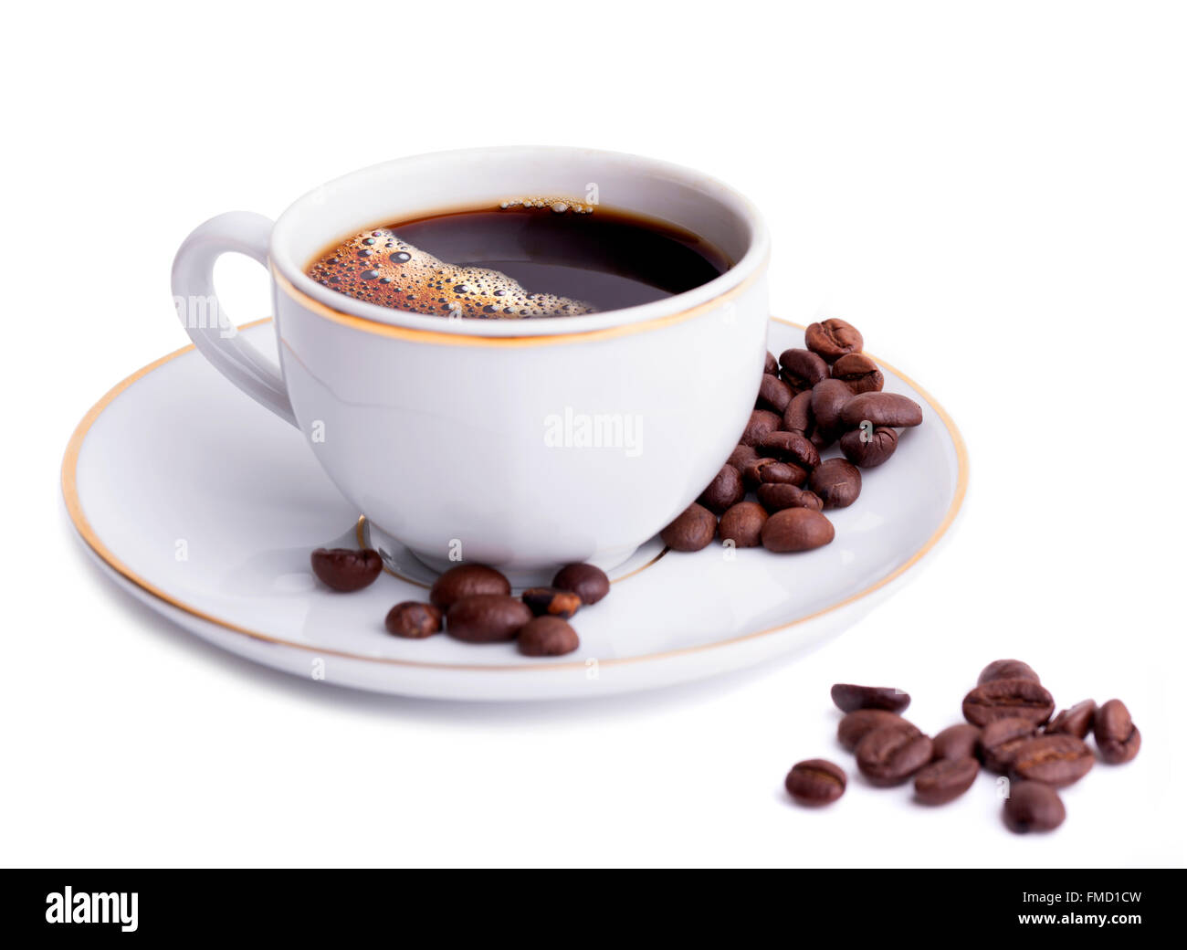 Tasse mit Kaffee und Bohnen auf weißem Hintergrund Stockfoto