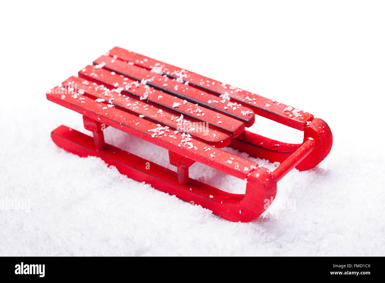 Roter Schlitten mit Schnee isoliert auf weißem Hintergrund Stockfoto