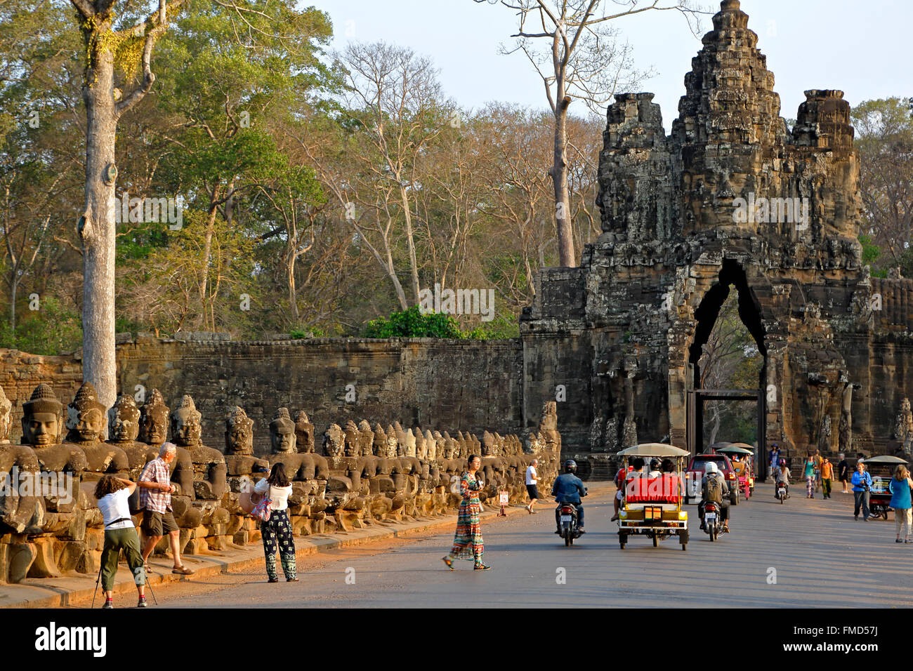 Menschen, Verkehr und Südtor, Angkor Thom, Angkor archäologischer Park, Siem Reap, Kambodscha Stockfoto