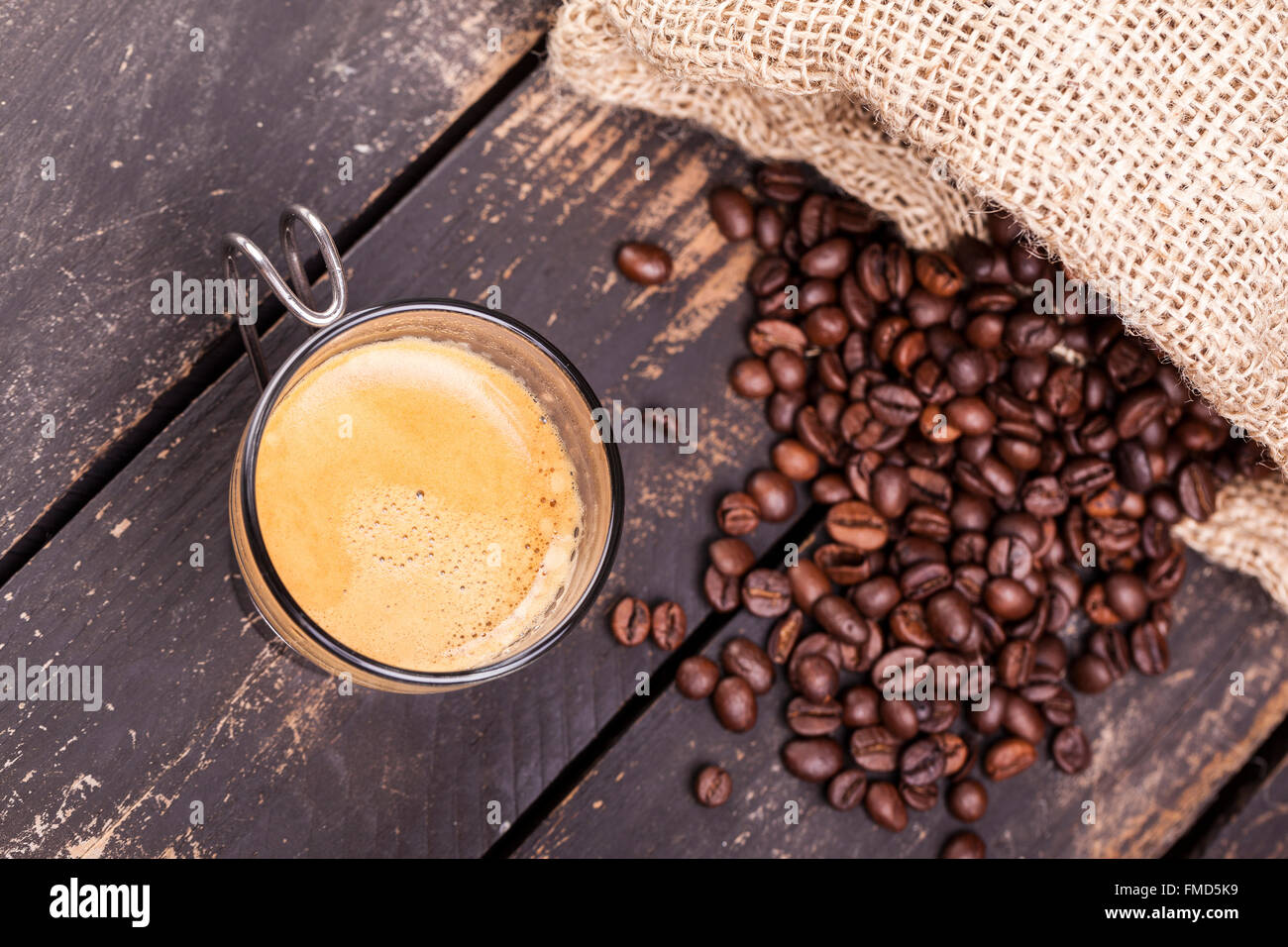 Draufsicht auf eine Tasse Kaffee auf einem rustikalen Tisch Stockfoto