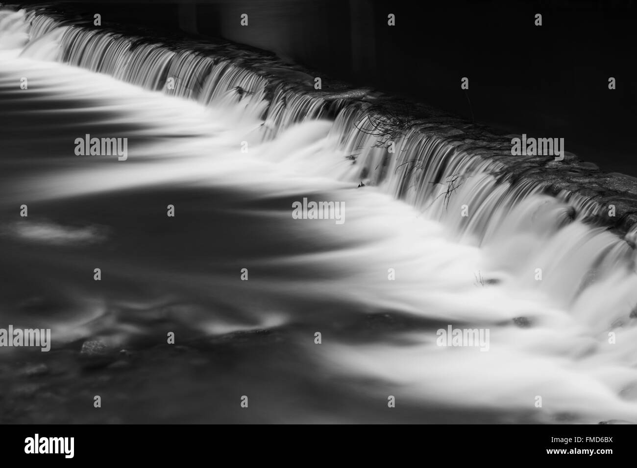 Fluss Wasserfall in schwarz / weiß Stockfoto