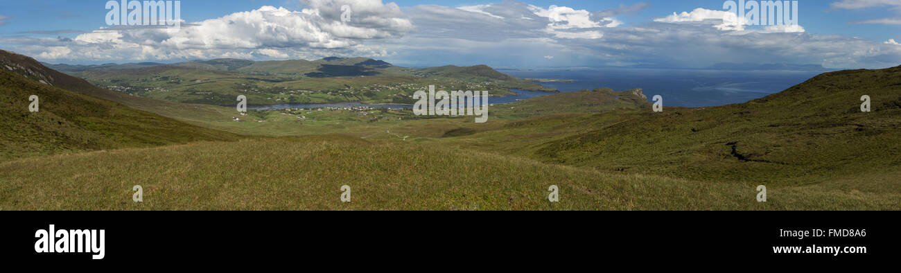 Die Mündung des River Glen schoss aus der hohen Aussichtspunkt des Slieve League. Ausgestattet mit den Dörfern Rhannakilla, Teelin. Stockfoto